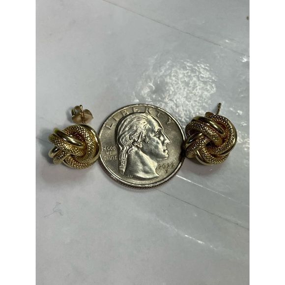 SOLD! 14k yellow gold textured love knot earrings - Picture 4 of 8